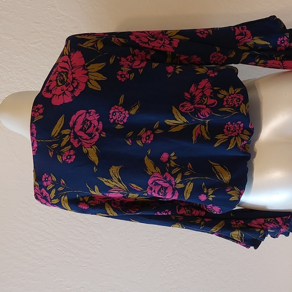 Express top. Very feminine blue floral. Size S/P. Pre-owned, very gently used. - Picture 4 of 5